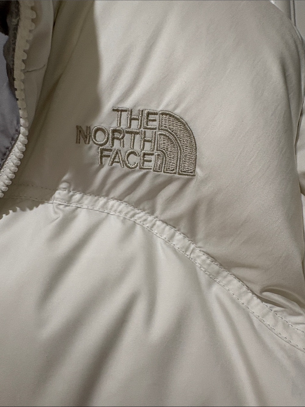The North Face Women's White Puffy Jacket With Embroidery Sz M - Picture 7 of 15